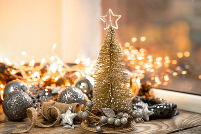 christmas-background-with-decorative-fir-tree-blurred-background-with-bokeh