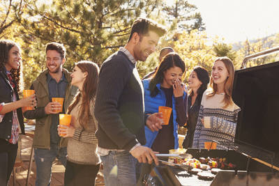 mensen-bbq-gezellig-herfst-liggend