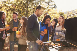 mensen-bbq-gezellig-herfst-liggend