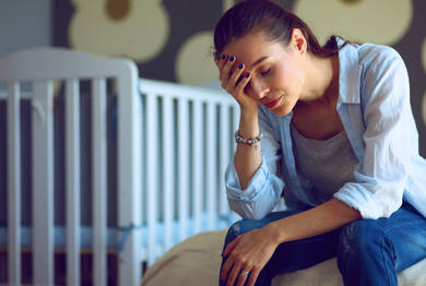 mensen-jonge-vrouw-moe-kinderbed-klein-liggend