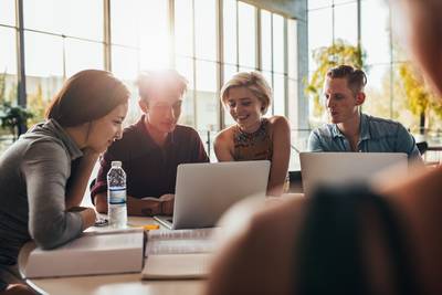 werk-en-studie-groepje-studenten-overlegt-klein